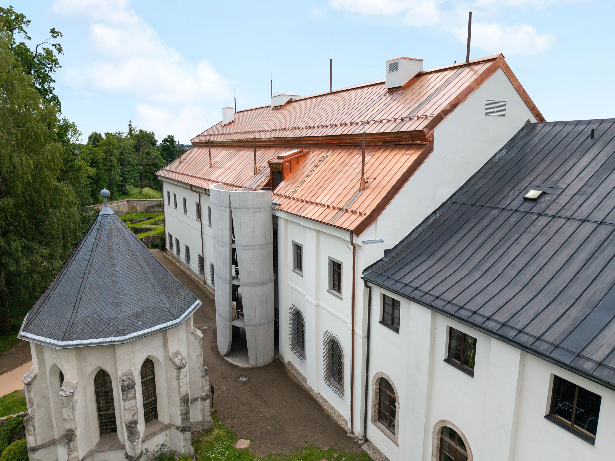 KKC Žďár nad Sázavou – konvent s měděnou střechou, letecký pohled